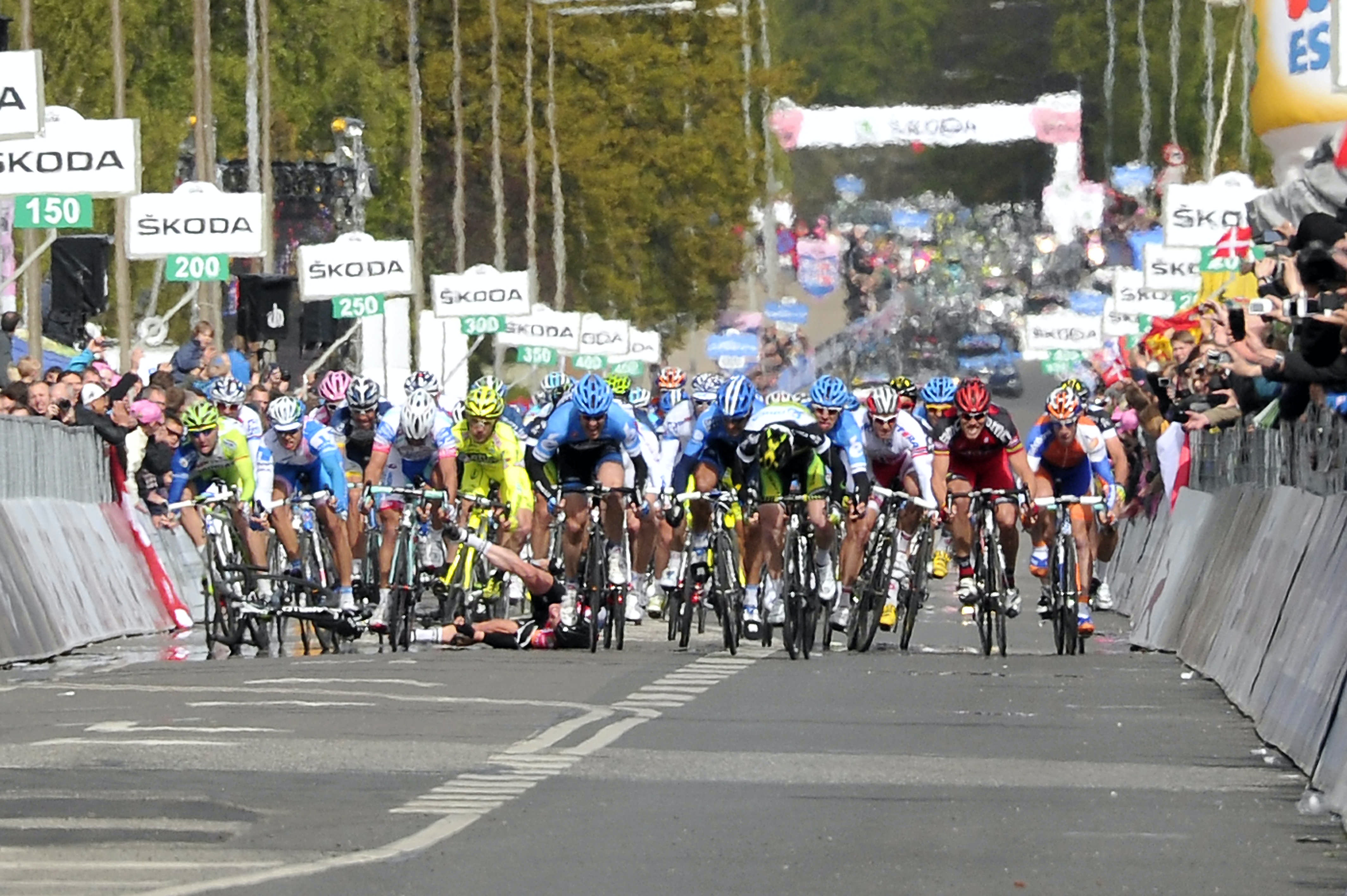 Giro d'Italia 2012 stage three crash (Roberto Ferrari, Mark Cavendish, Taylor Phinney)